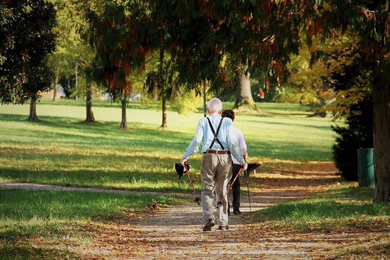anziani fanno attività fisica per prevenire frattura femore