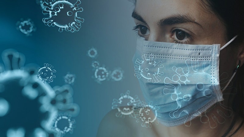 donna con mascherina e particelle coronavirus