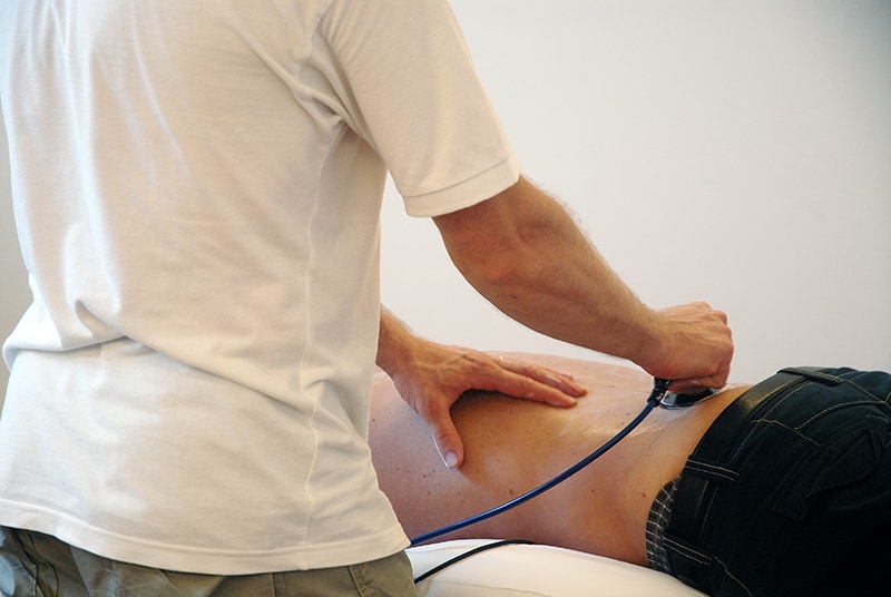 fisioterapista esegue tecar terapia