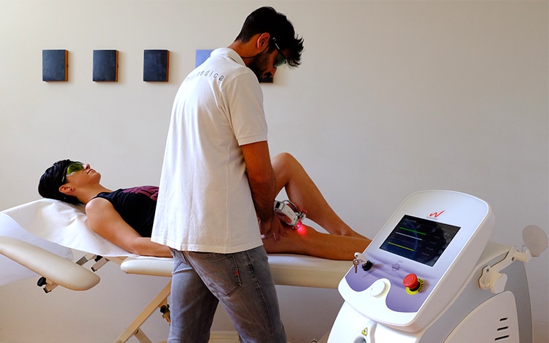 fisioterapista esegue laserterapia