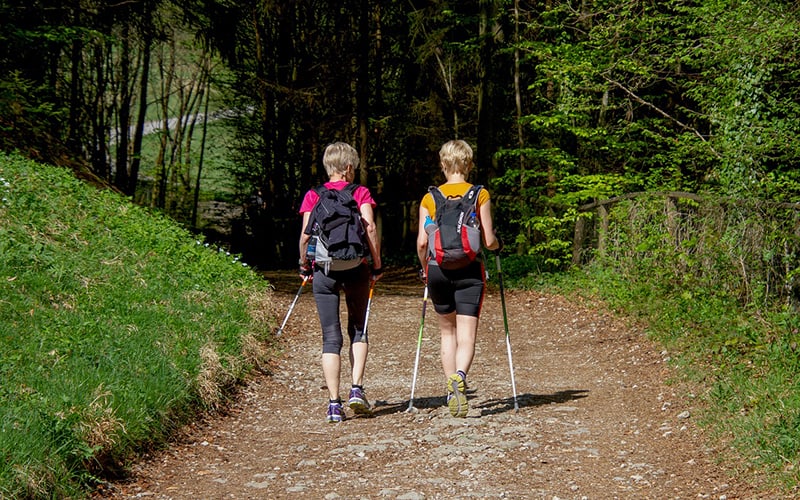 due signore che fanno nordic walking