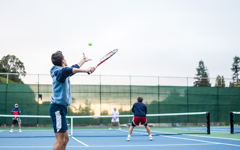 movimento che causa la patologia del gomito del tennista