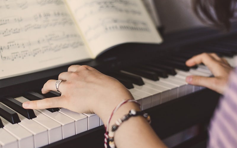 mano sul pianoforte