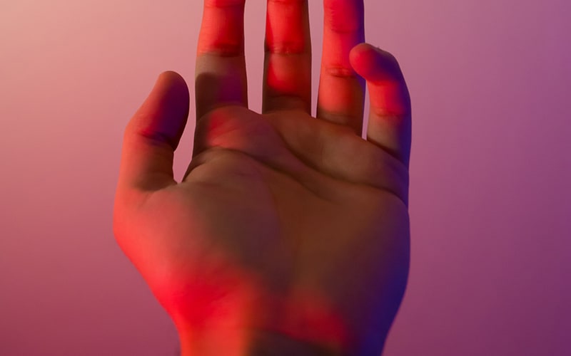 mano con luce rossa